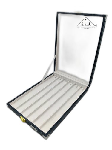 Black Crocodile Chain White Stock Box